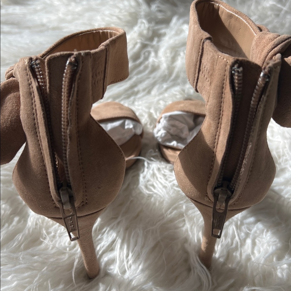 Banana Republic Tan Suede Bow Stiletto Heels
Sz 6.5 - Picture 7 of 10